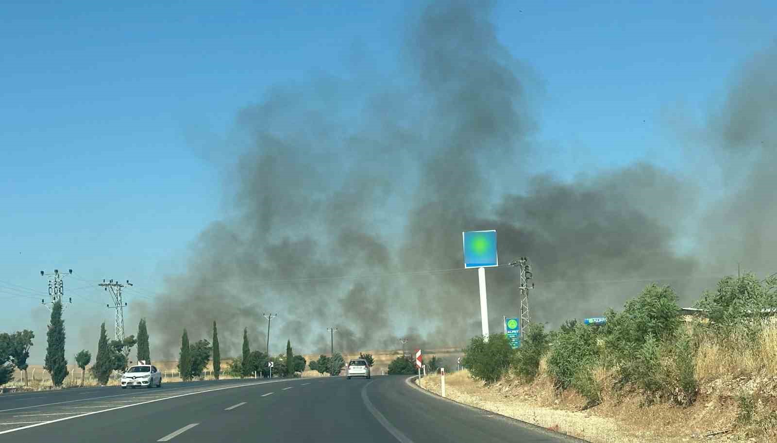 Anız yangını saman balyalarını küle çevirdi
