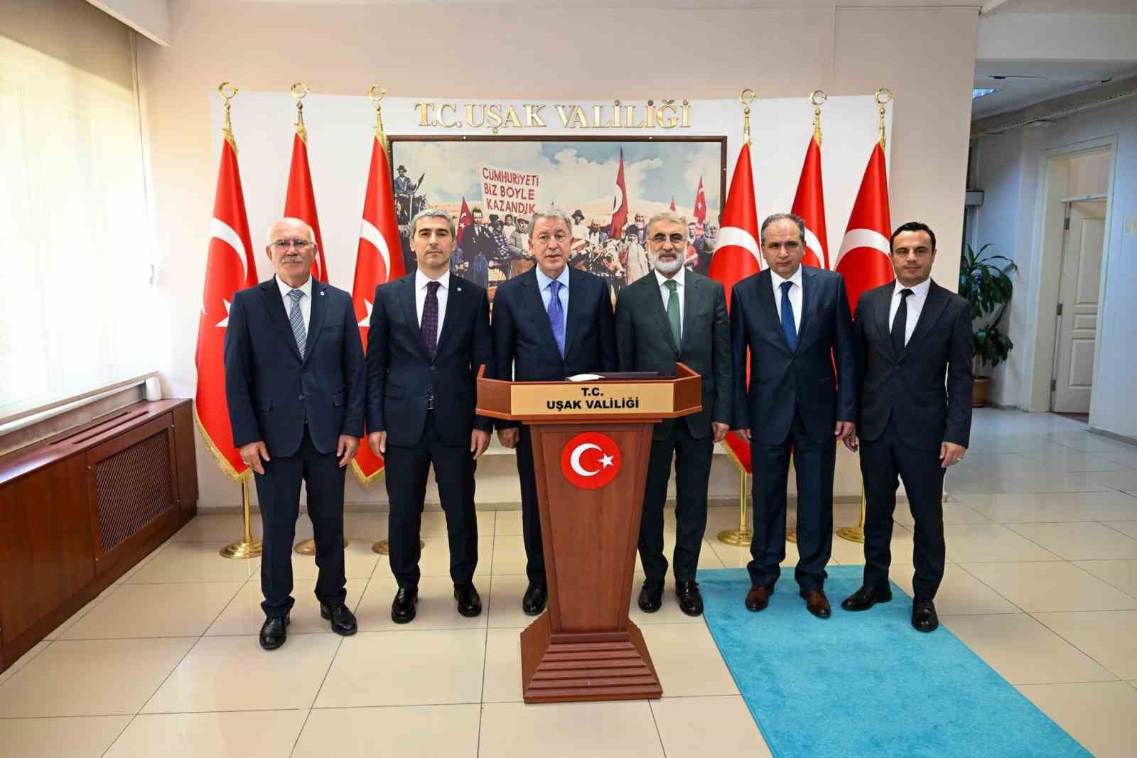 Hulusi Akar ve Taner Yıldız bir dizi ziyaretler için Uşak’a geldi