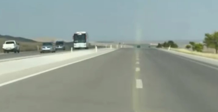 Ters şeritten giden kamyonet yürekleri ağza getirdi