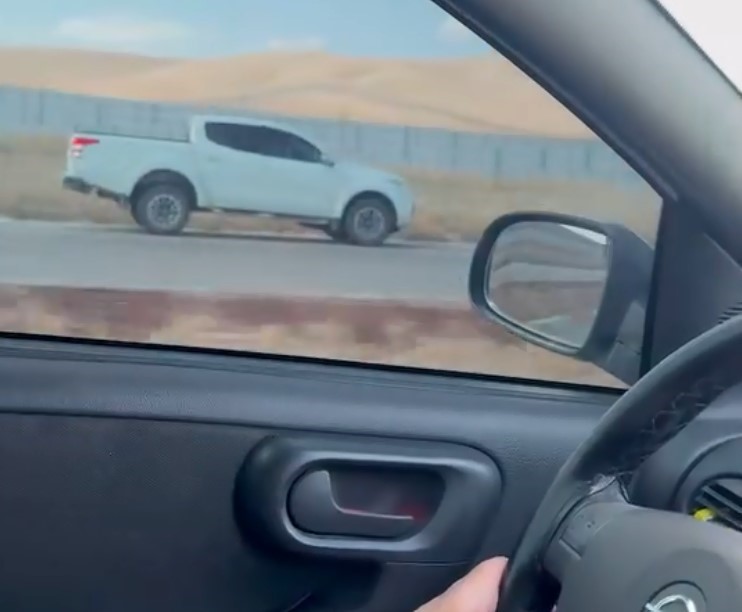 Ters şeritten giden kamyonet y&uuml;rekleri ağza getirdi
