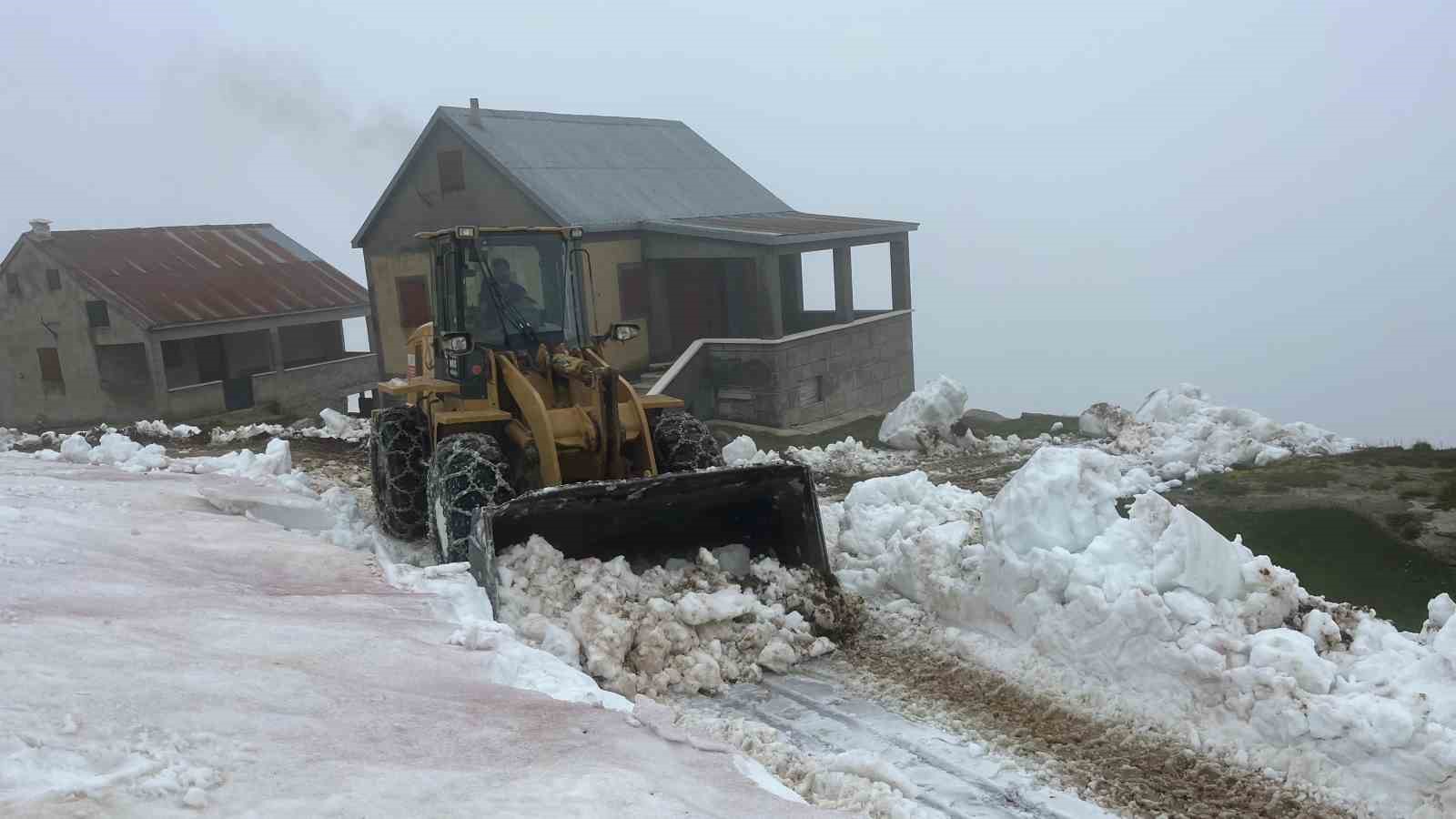 Rize&rsquo;nin yayla yollarında Haziran&rsquo;da kar temizliği
