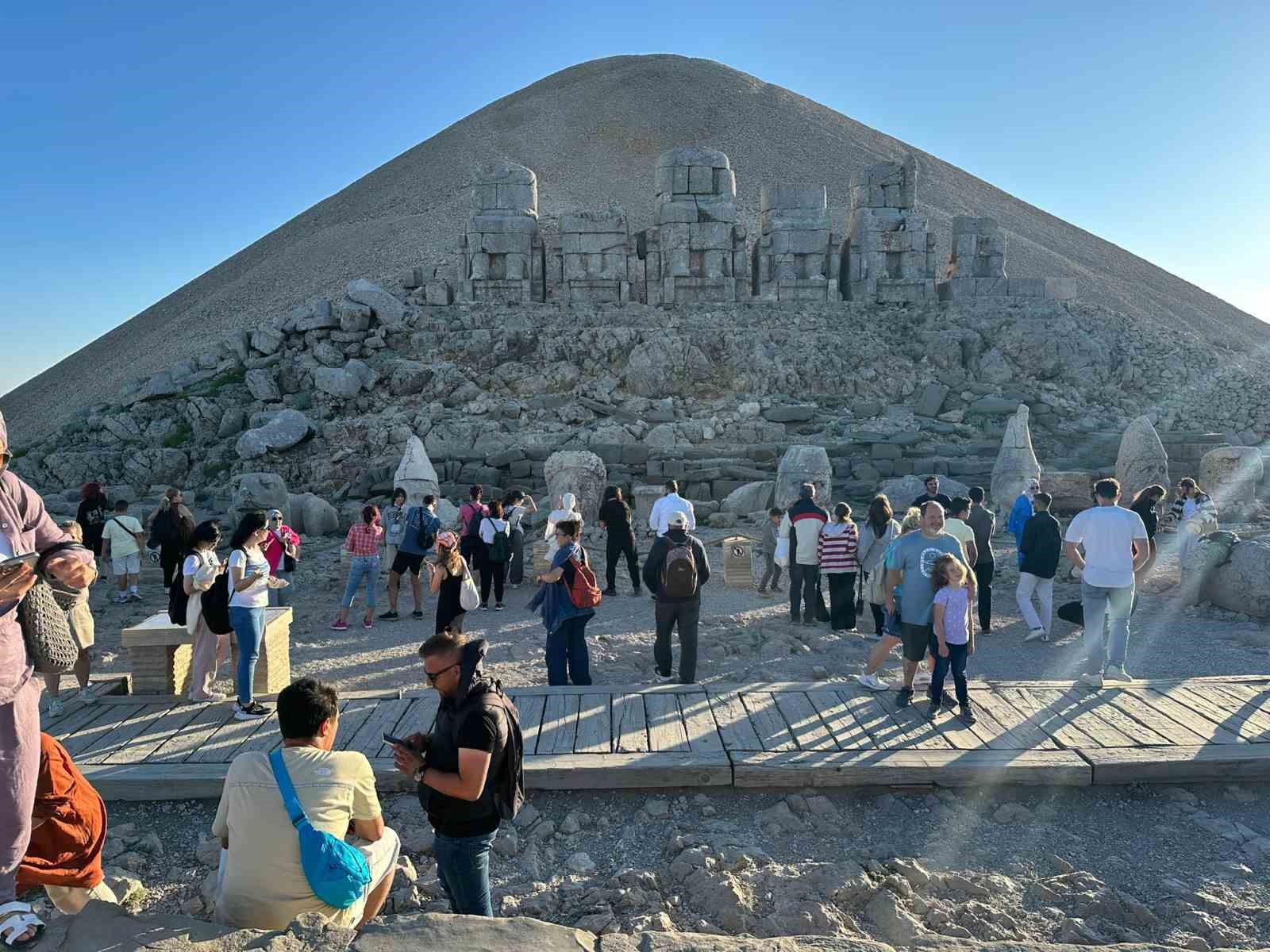 Nemrut Dağı&rsquo;nda hafta sonu turist yoğunluğu
