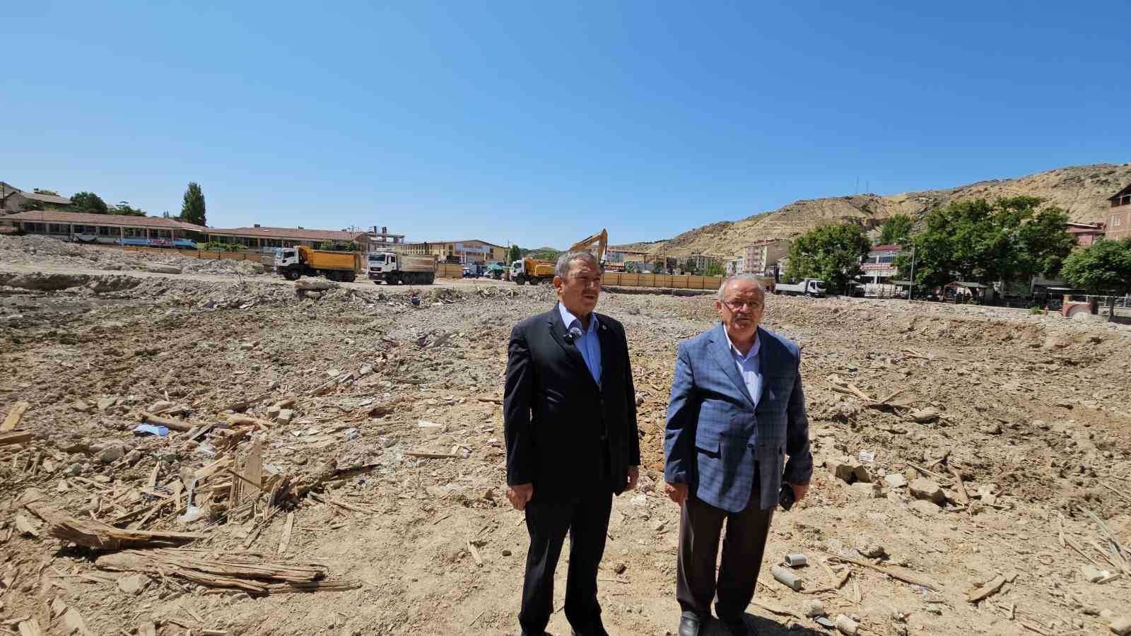 Darende’de yeni çarşı projesinde temel kazı çalışmaları başladı