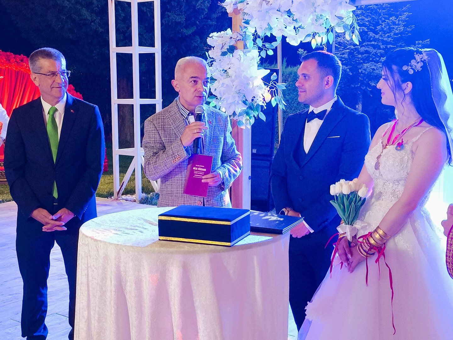 Kırklareli Valisi Turan, "Evlenecek Gençlerin Desteklenmesi" projesinden yararlanan çiftin nikah şahidi oldu
