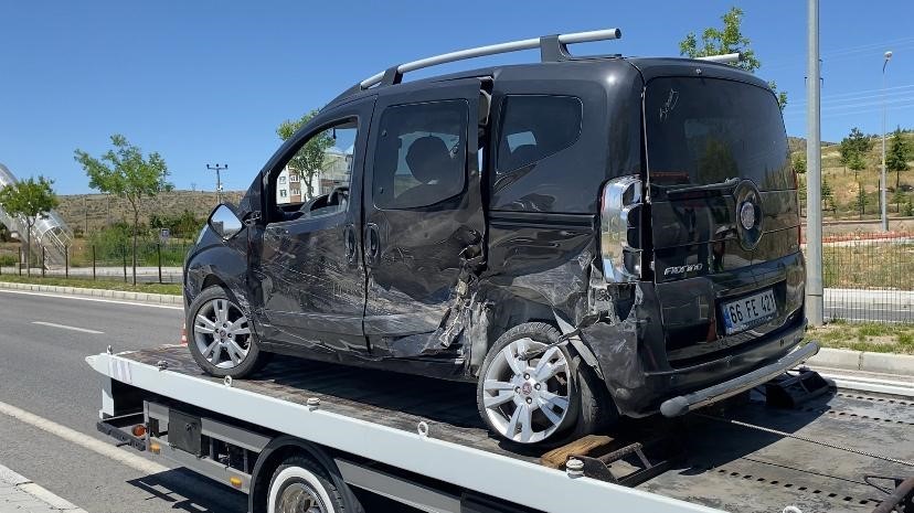 Yozgat&rsquo;ta 2 ara&ccedil; &ccedil;arpıştı, 2 kişi yaralandı
