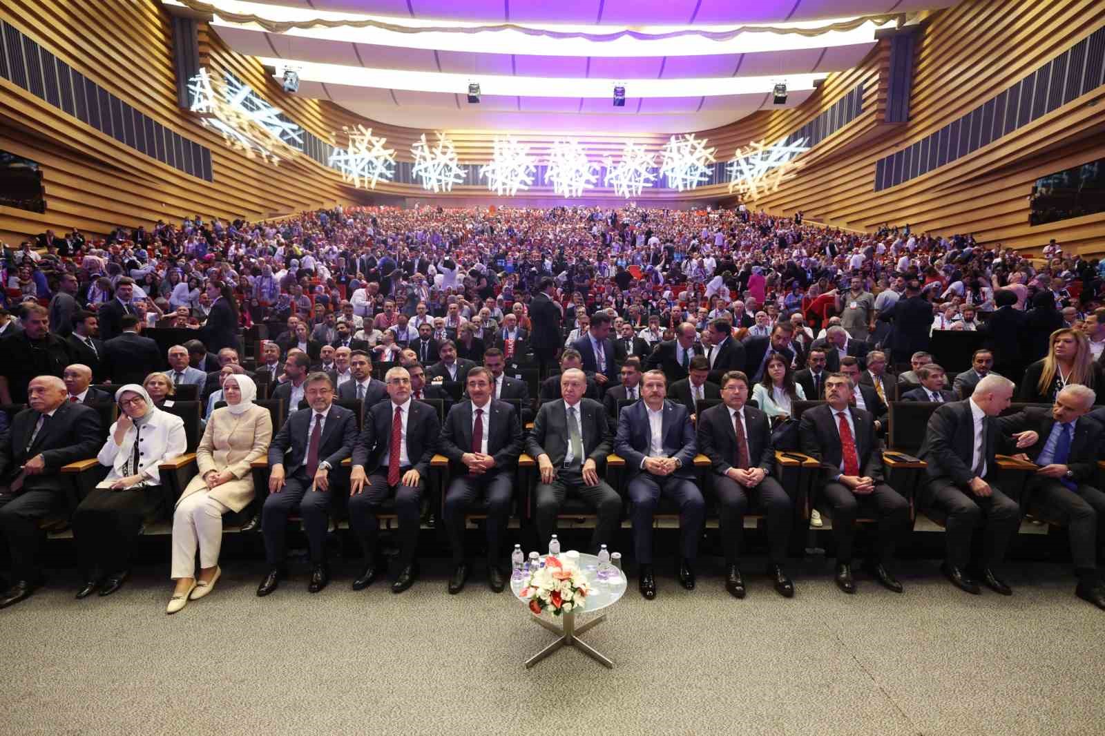 Bakan Işıkhan: "Herkesin kendini özgürce ifade edebildiği bir çalışma hayatına sahibiz"