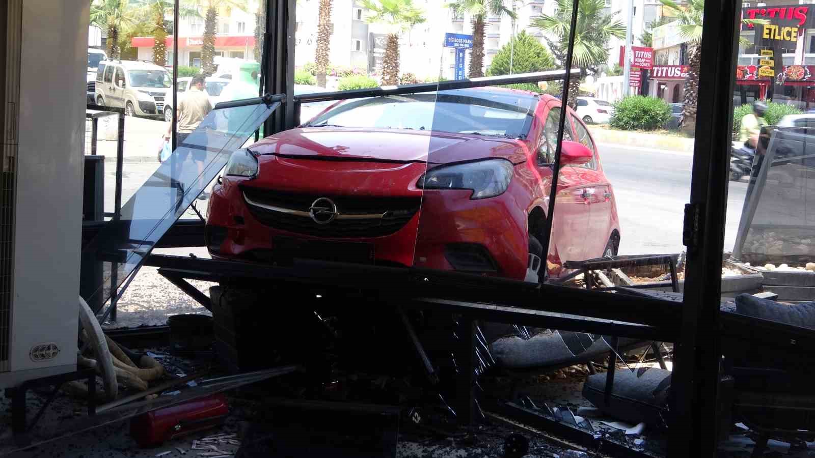 Mersin&rsquo;de kontrol&uuml;n&uuml; kaybeden kadın s&uuml;r&uuml;c&uuml; aracıyla kafeye daldı
