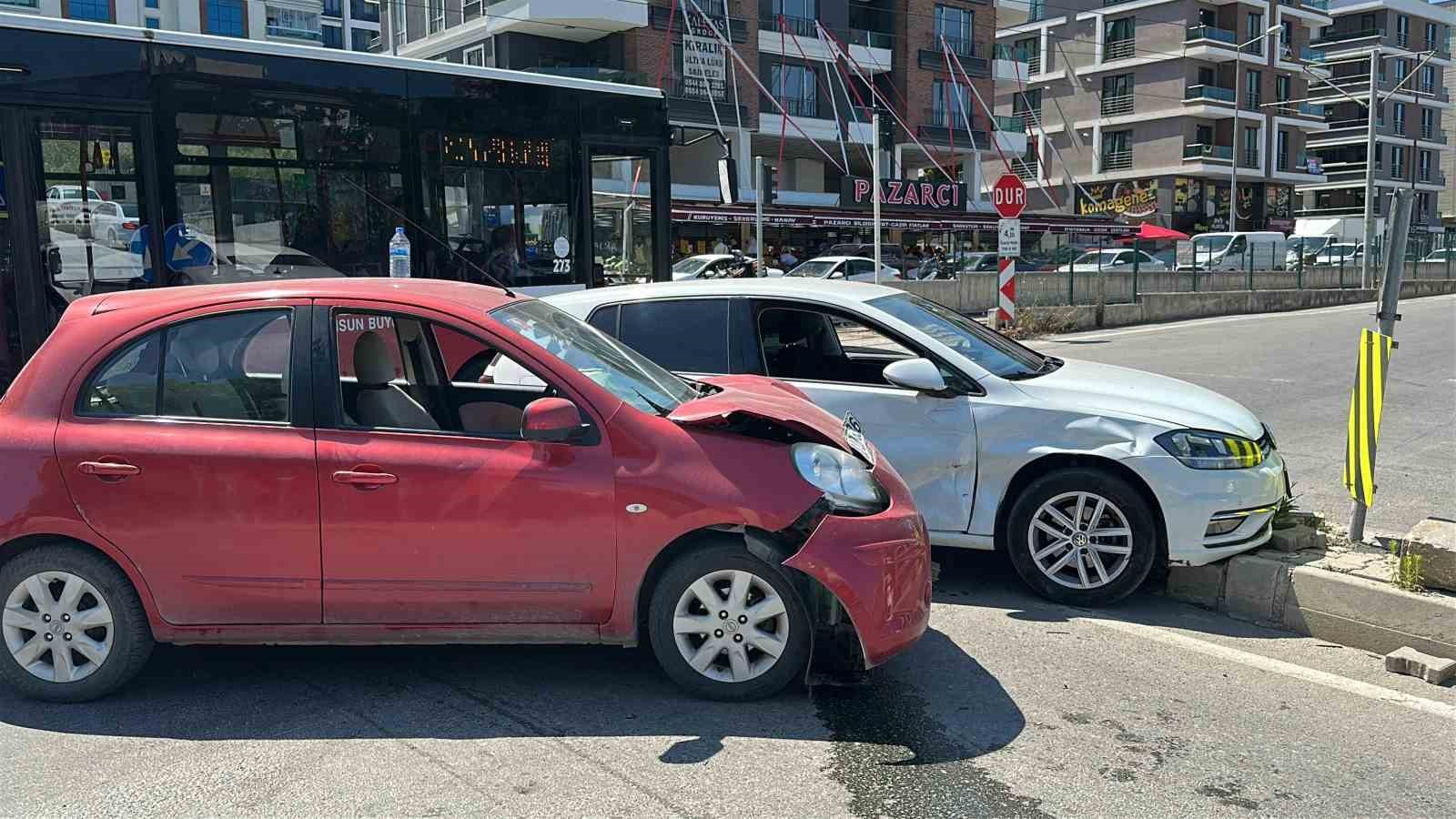 Cadde birleşiminde otomobiller &ccedil;arpıştı: 1 yaralı
