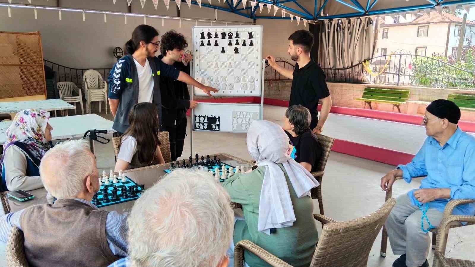 Huzurevi sakinlerini satrançla buluşturdular