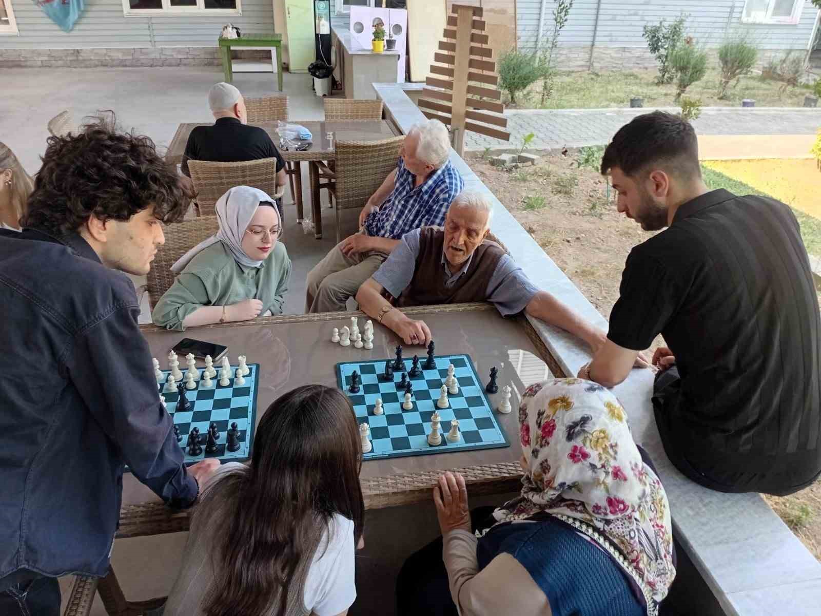 Huzurevi sakinlerini satran&ccedil;la buluşturdular
