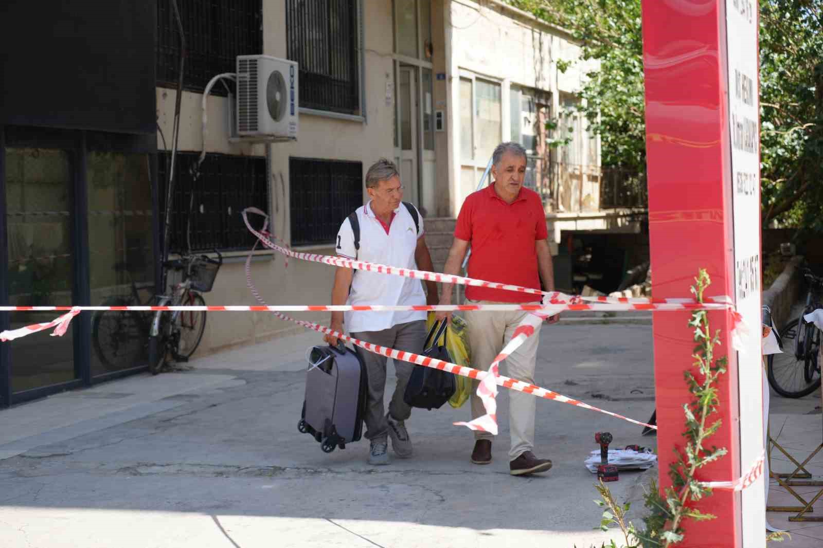 Antalya’da zemin kat kolonu patlayan 7 katlı bina tahliye edildi