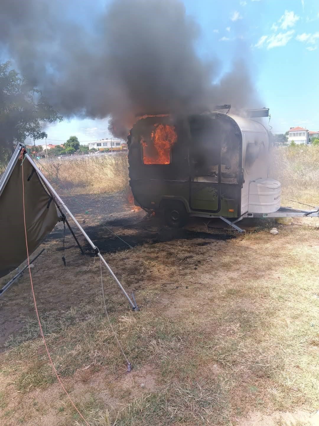 Enez’de park halindeki karavanda yangın çıktı