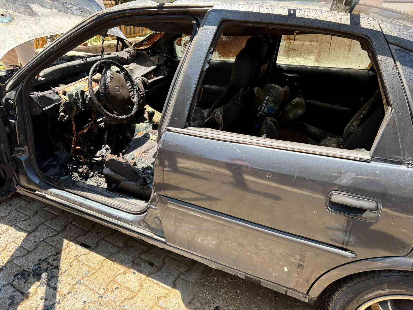 Isparta’da park halindeki otomobil alev alev yandı