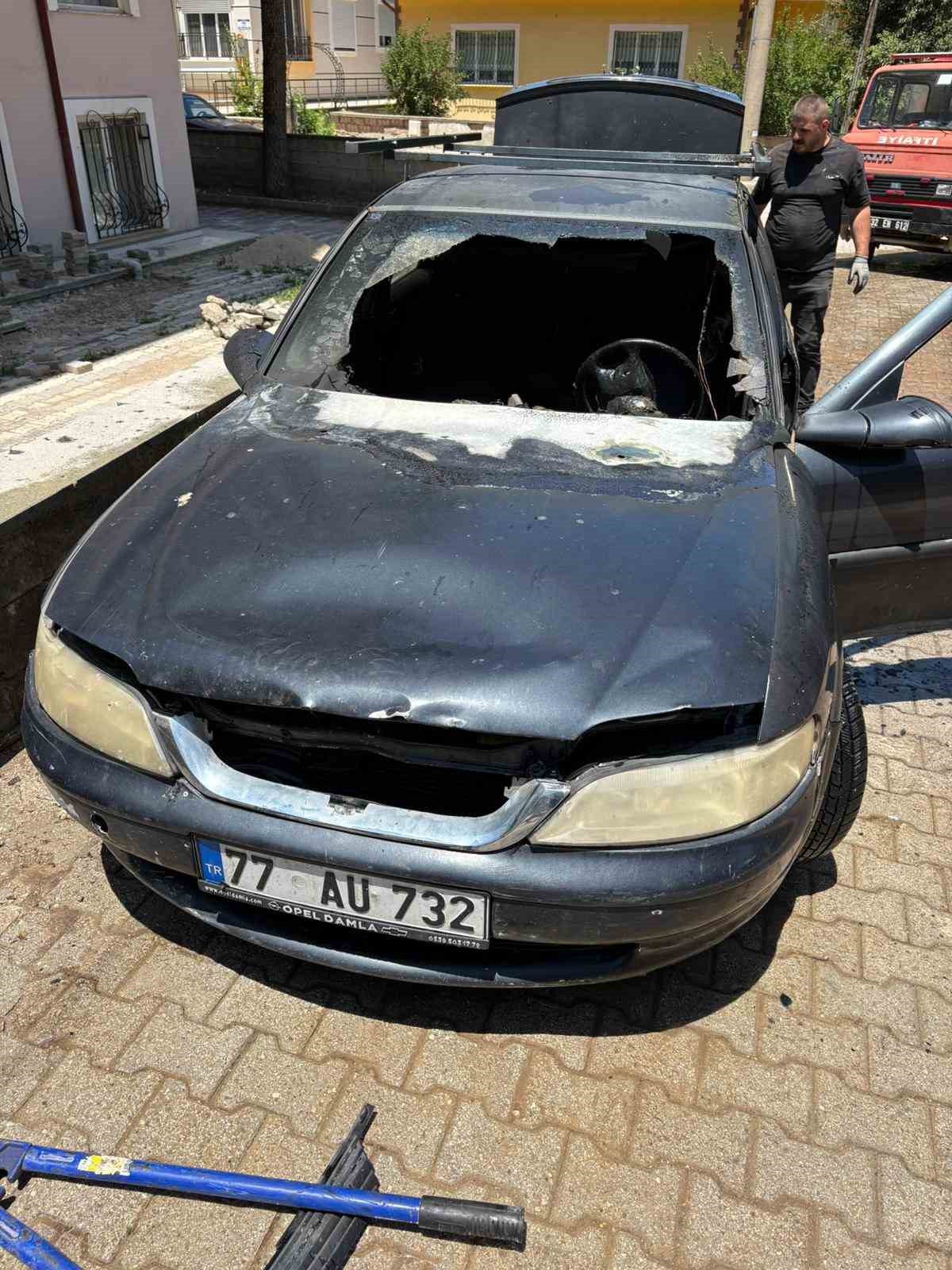 Isparta&rsquo;da park halindeki otomobil alev alev yandı
