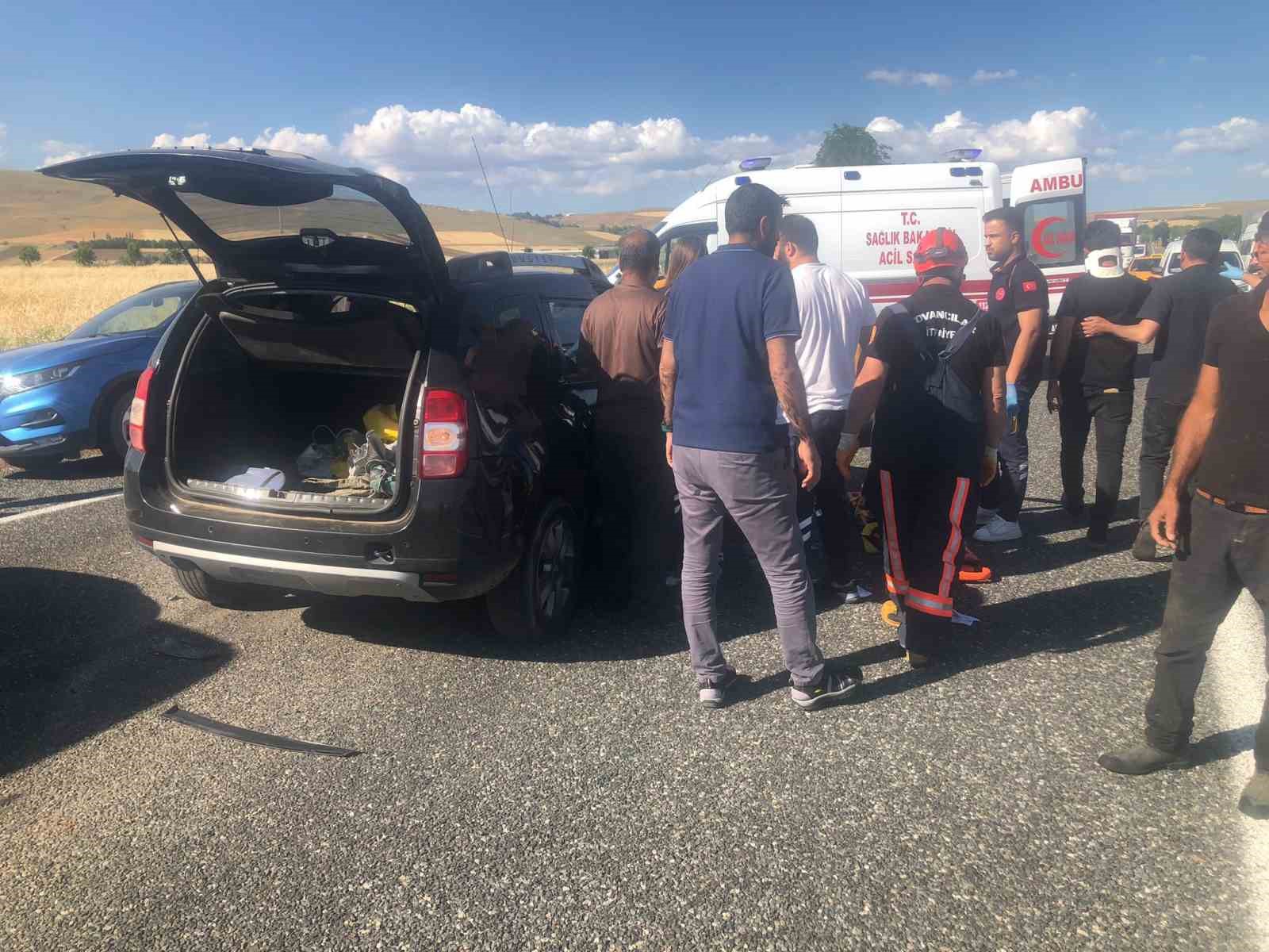 Taksiyle otomobil &ccedil;arpıştı: 2 yaralı
