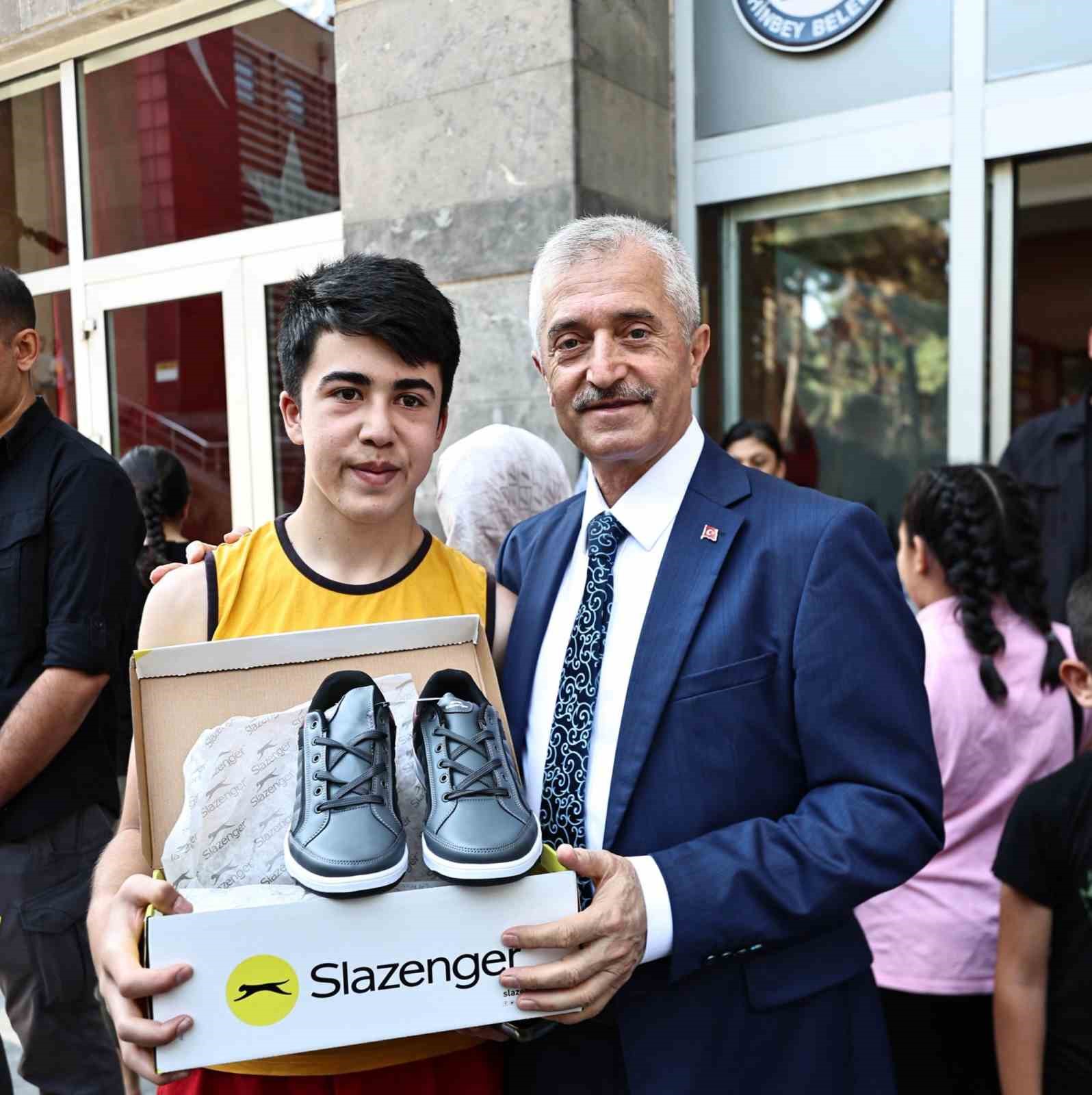 Şahinbey Belediyesi&rsquo;nden &ouml;ğrencilere karne hediyesi
