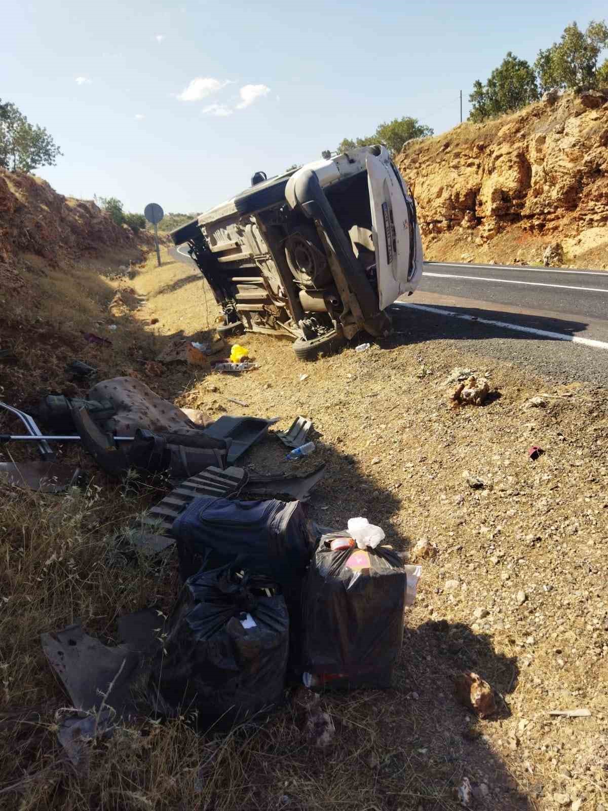 Mardin’de hafif ticari araç takla attı, 3 kişi yaralandı
