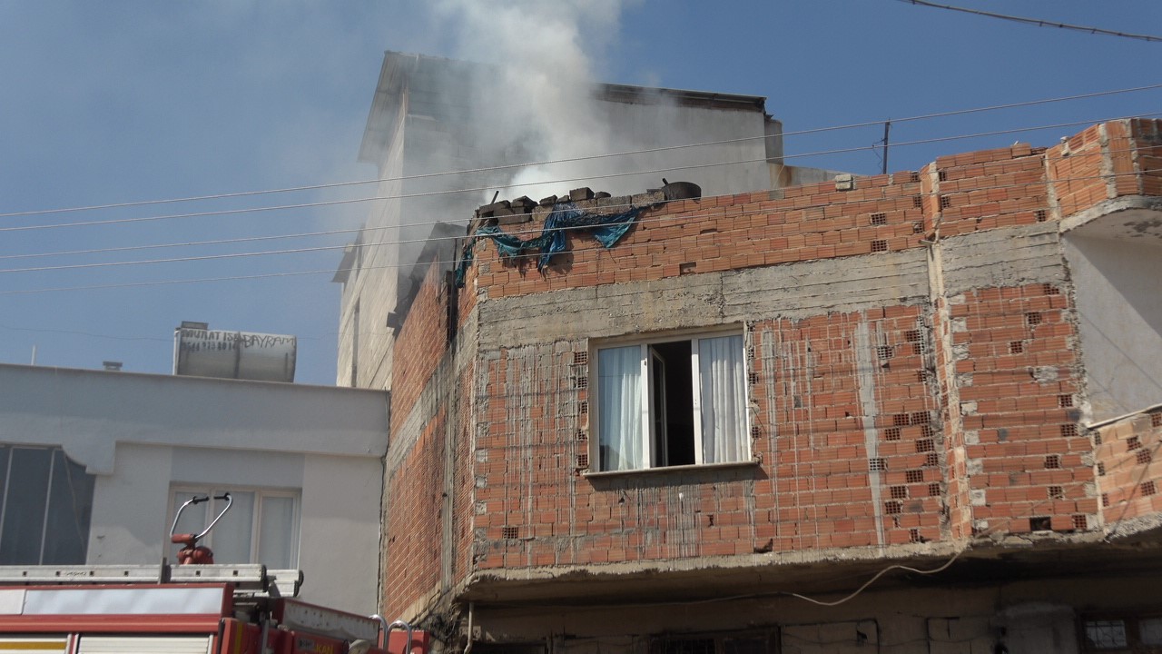 Çatı katında çıkan yangında 1 kişi dumandan etkilendi