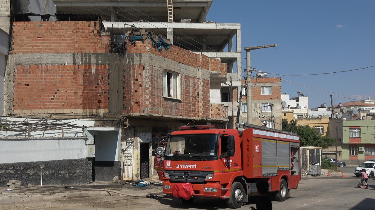 &Ccedil;atı katında &ccedil;ıkan yangında 1 kişi dumandan etkilendi
