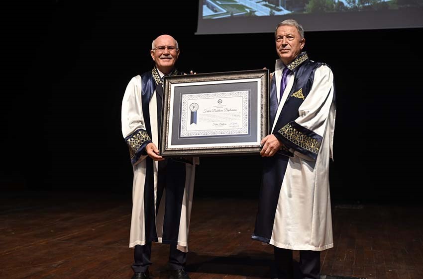 Uşak &Uuml;niversitesi, Fahri Doktora Tevdi T&ouml;reniyle mezuniyet coşkusunu ta&ccedil;landırdı
