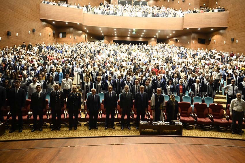 Uşak Üniversitesinde mezuniyet coşkusu

