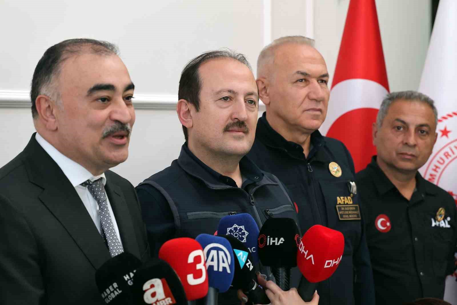 Azerbaycan’ın Ankara Büyükelçisi Mamadov, AFAD personeline işbirliği rozeti takdim etti