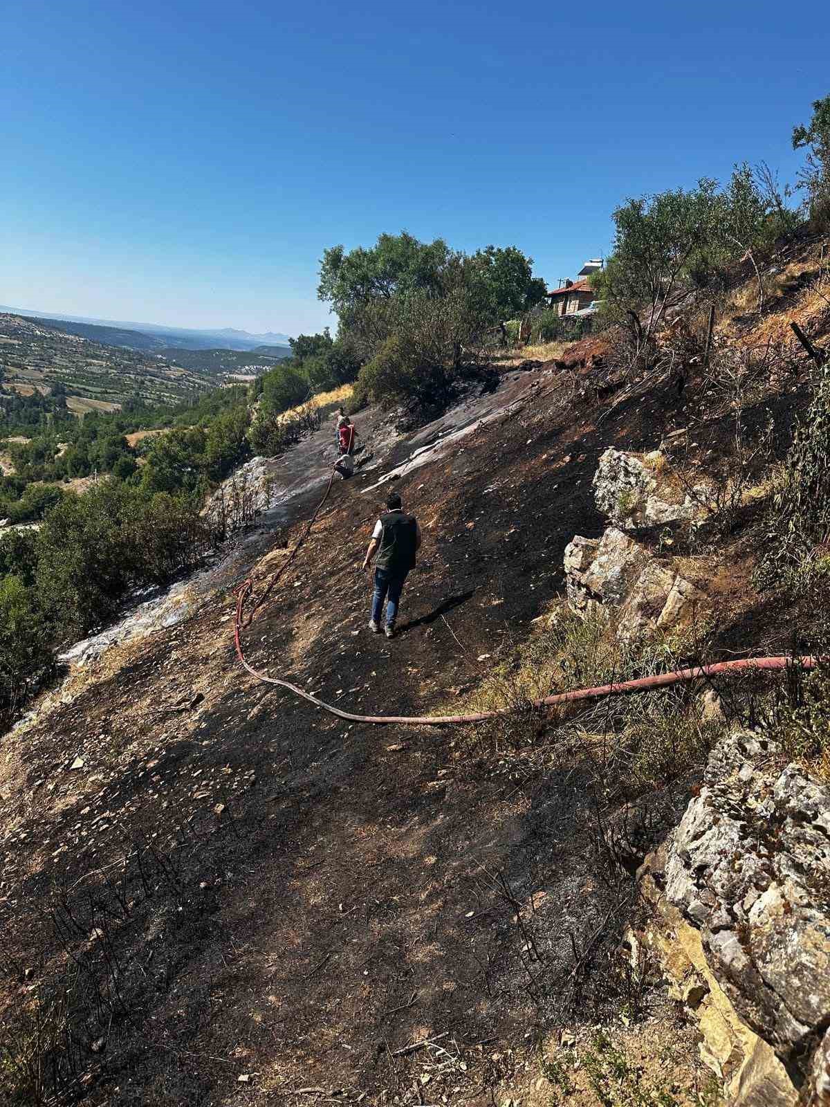 &Ccedil;al&rsquo;da başlayan yangın b&uuml;y&uuml;meden s&ouml;nd&uuml;r&uuml;ld&uuml;
