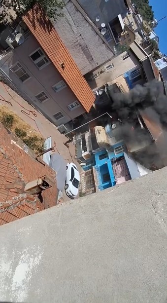 2 binayı saran yangında 3 kişi mahsur kaldı: 7 daire hasar gördü