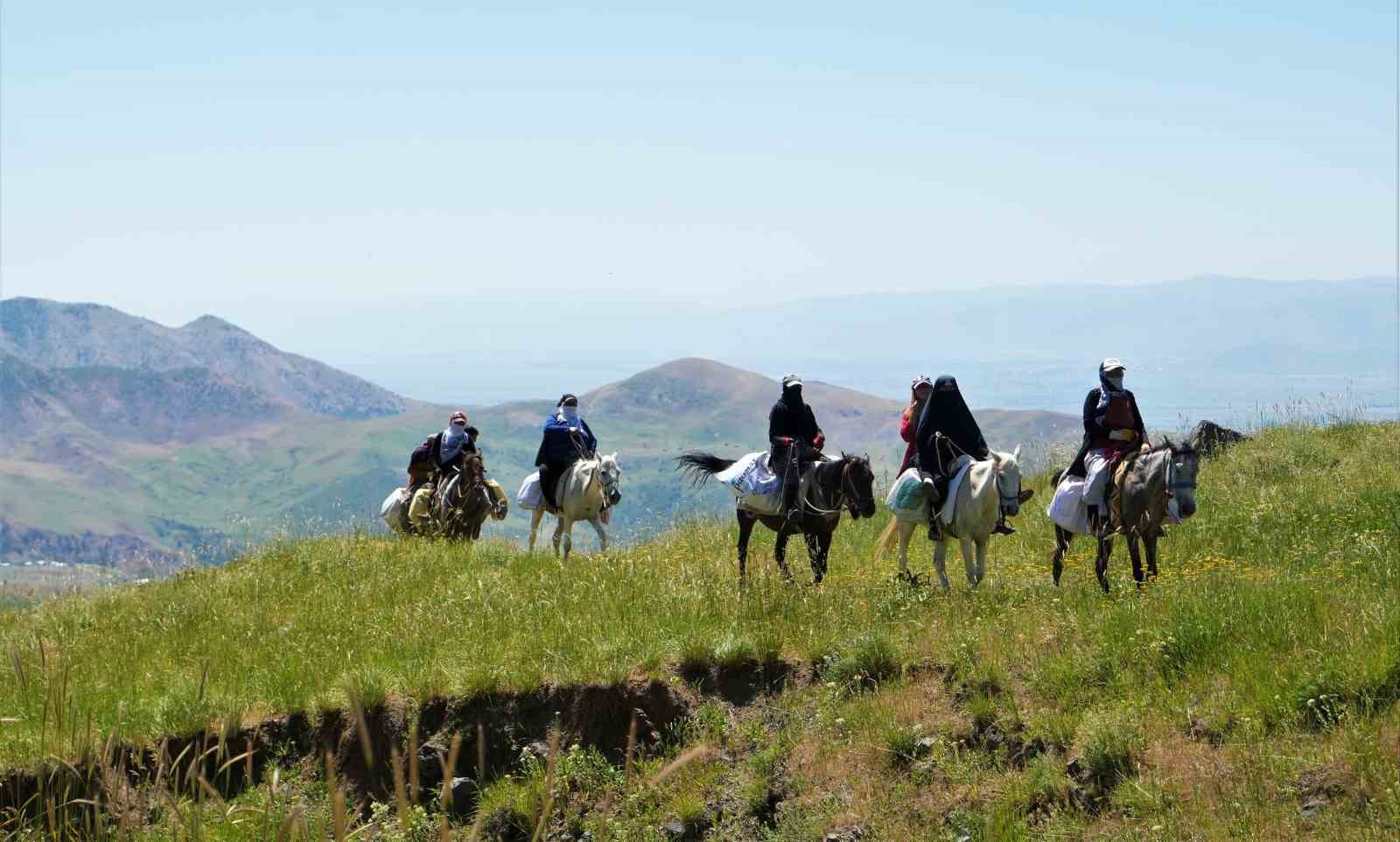 Muş’ta koyunları sağmak için at sırtında 8 kilometre yol kat ediyorlar