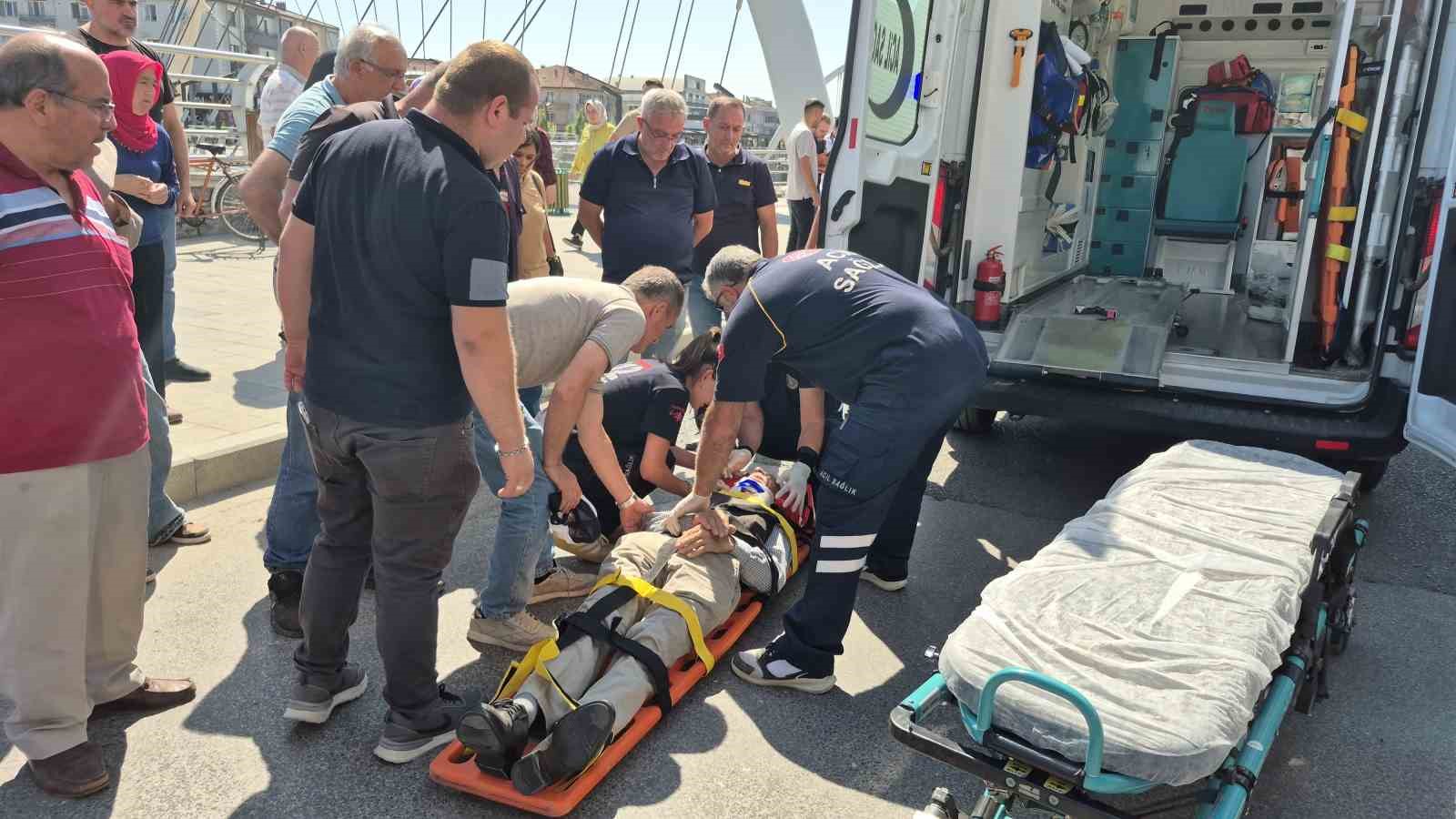 Motosikletle bisiklet çarpıştı, 2 sürücü yaralandı