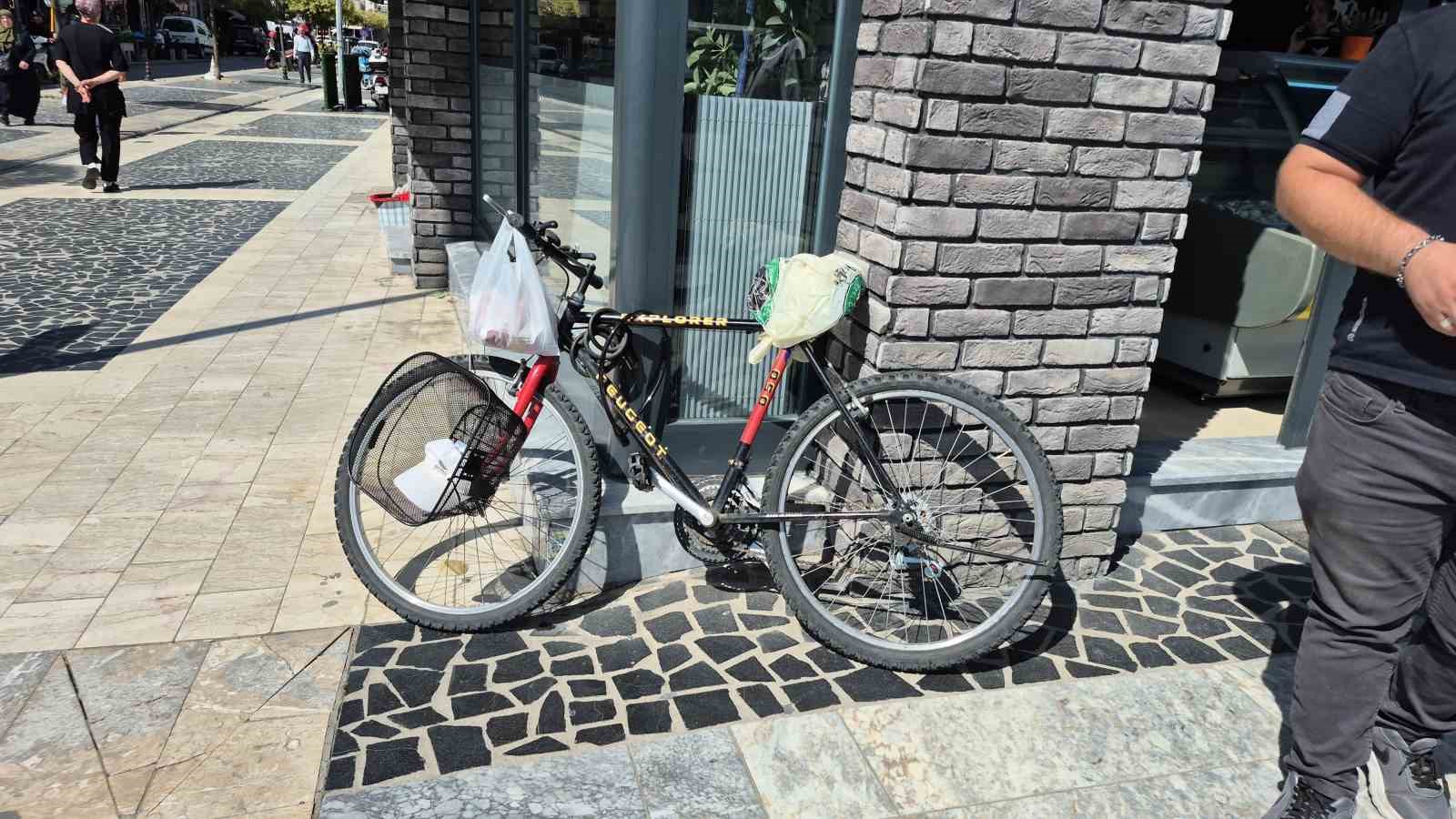 Motosikletle bisiklet çarpıştı, 2 sürücü yaralandı