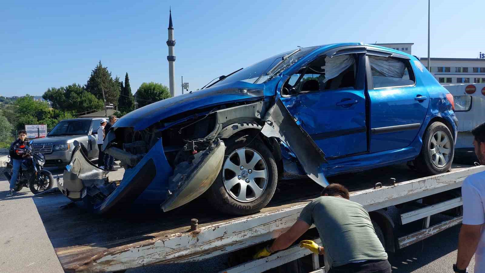 Samsun&rsquo;da kavşakta 2 otomobil &ccedil;arpıştı: 4 yaralı
