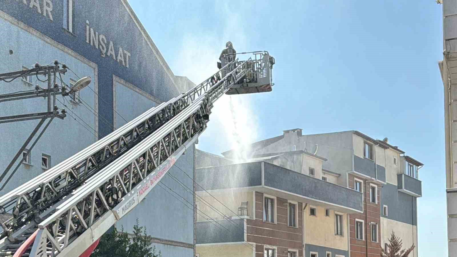 Apartman çatısı alevlere teslim oldu
