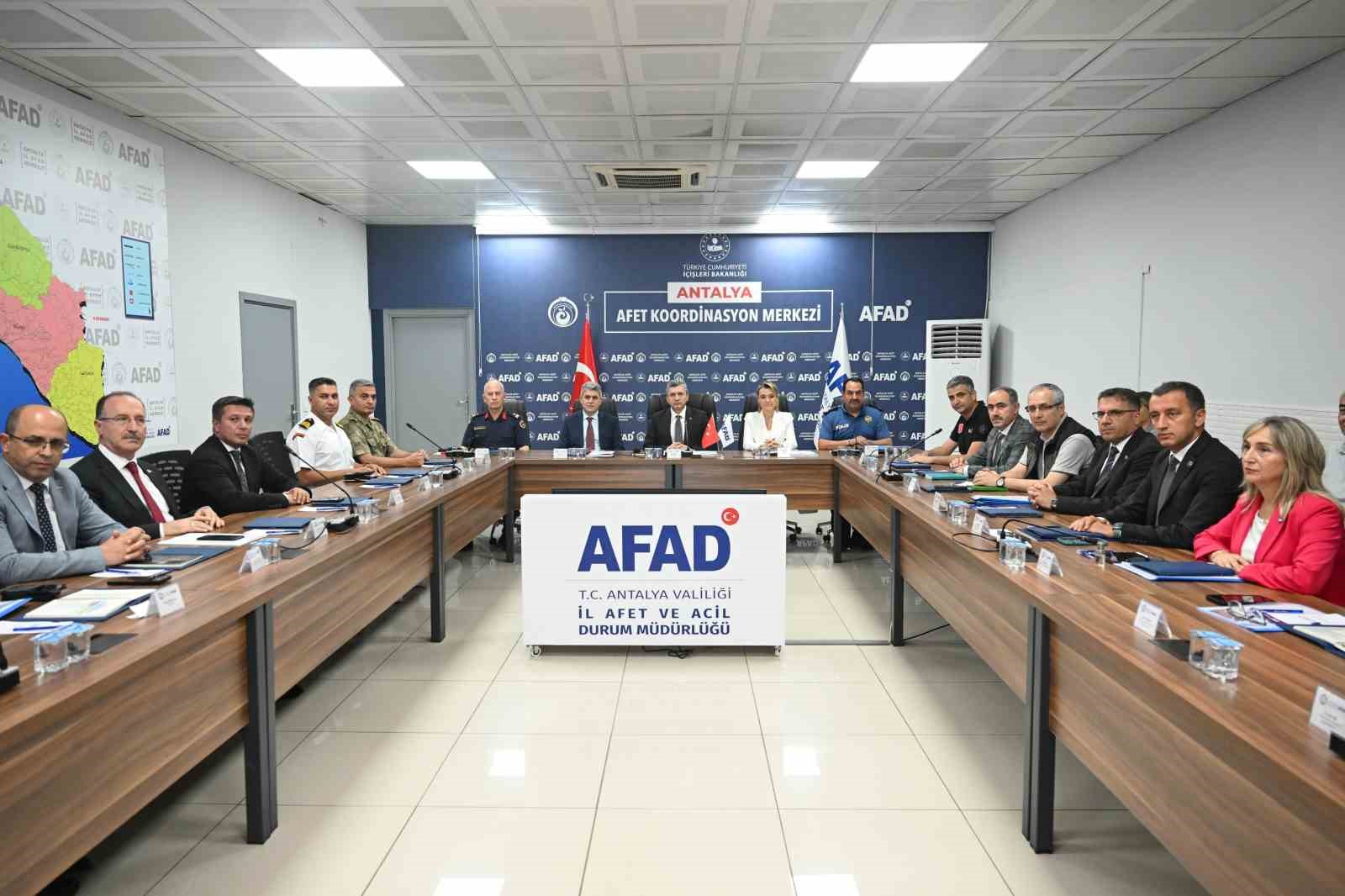 Vali Şahin: "Afetlere karşı m&uuml;dahale kapasitemizi d&uuml;nya standartlarının &uuml;st&uuml;ne &ccedil;ıkarmak i&ccedil;in &ccedil;alışıyoruz"
