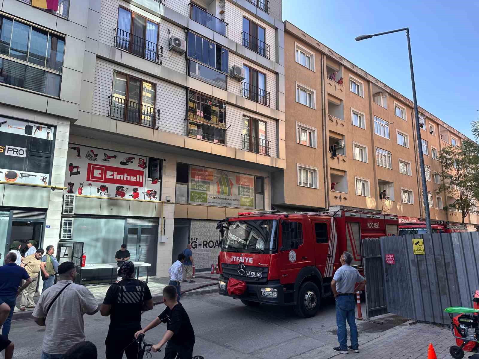 Kafenin deposunda yangın paniği