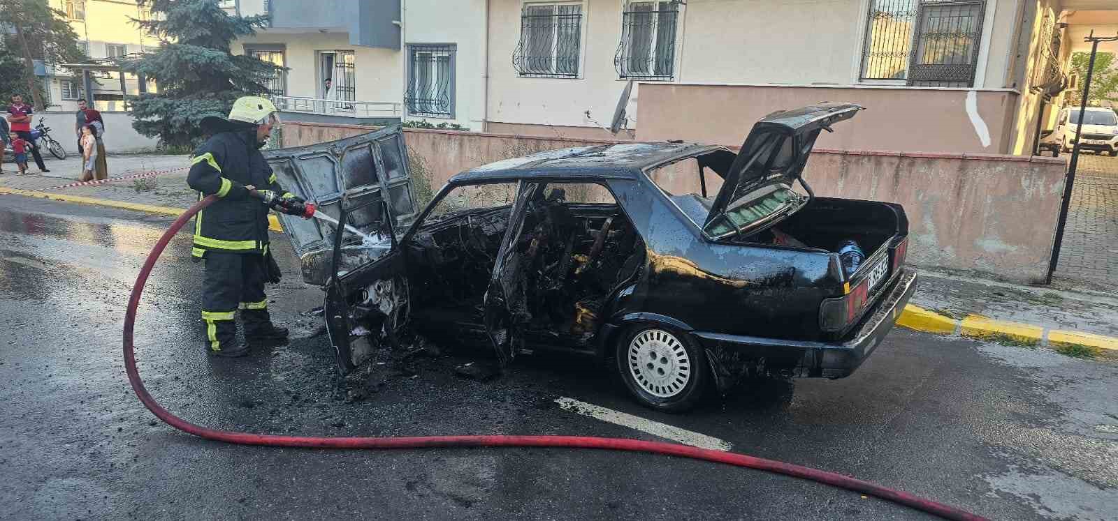 Seyir halindeki otomobil alev aldı