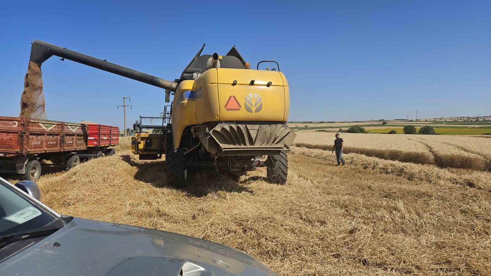 Keşan’da hasat halindeki tüm biçerdöver ve balya makineleri kontrol ediliyor