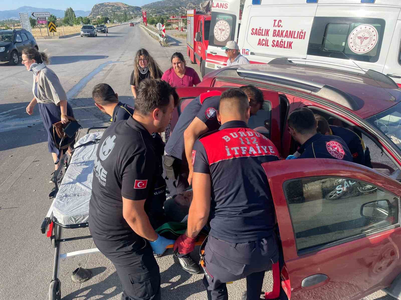 Burdur’da hafif ticari araç ile otomobil çarpıştı: 4 yaralı