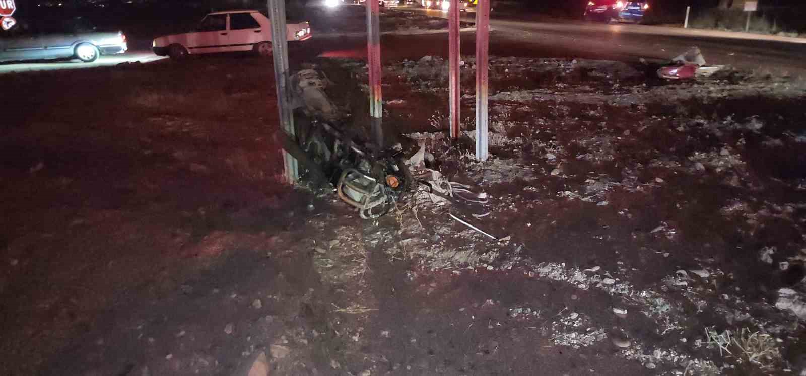 Hafif ticari araçla çarpışan motosikletin sürücüsü öldü