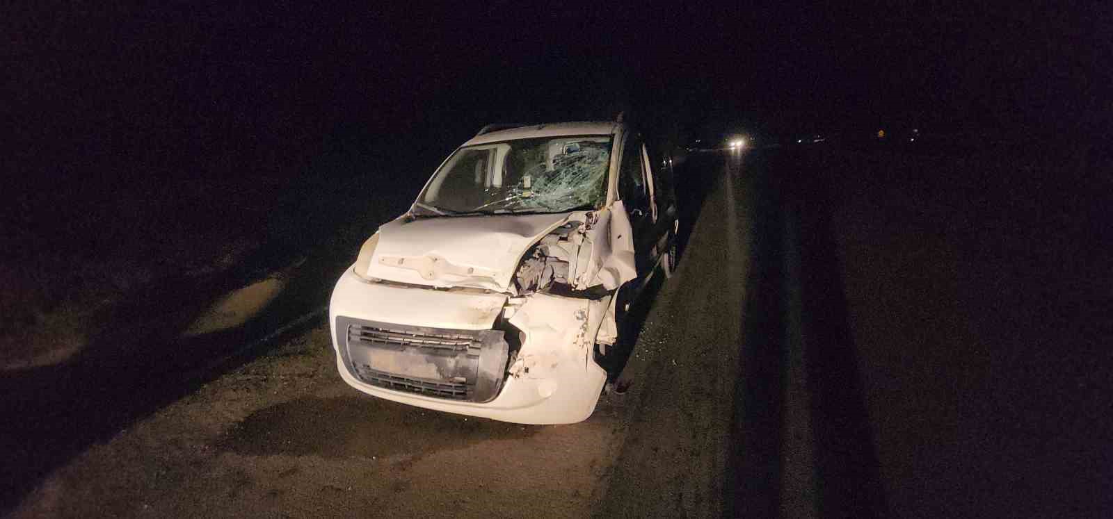 Hafif ticari ara&ccedil;la &ccedil;arpışan motosikletin s&uuml;r&uuml;c&uuml;s&uuml; &ouml;ld&uuml;
