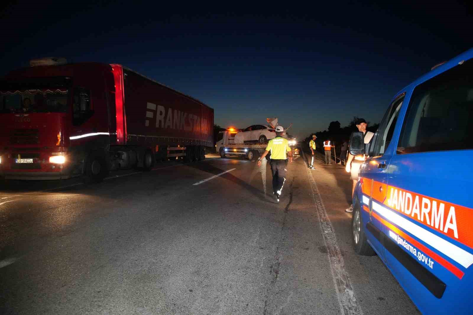 Edirne’de kaza: Tıra çarptıktan sonra hurdaya dönen otomobilin sürücüsü ağır yaralandı