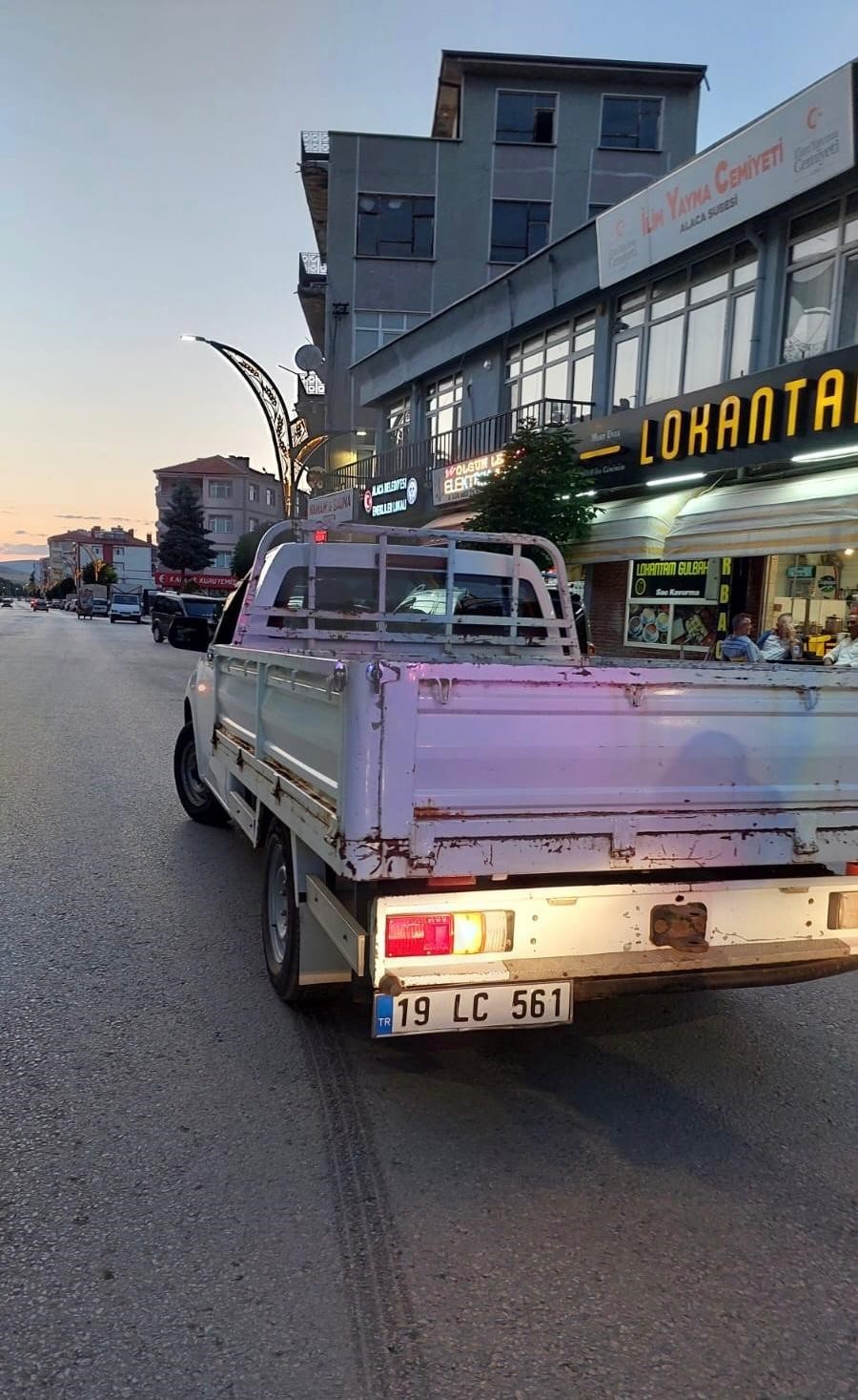 Kamyonetin yaya yaralandı