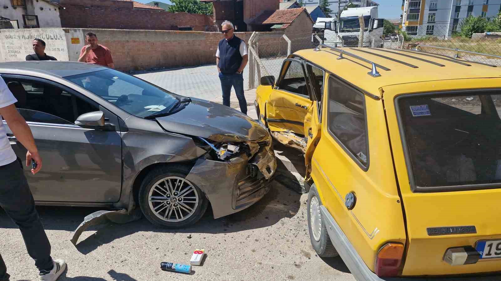 Çorum’da iki otomobil çarpıştı: 3 yaralı