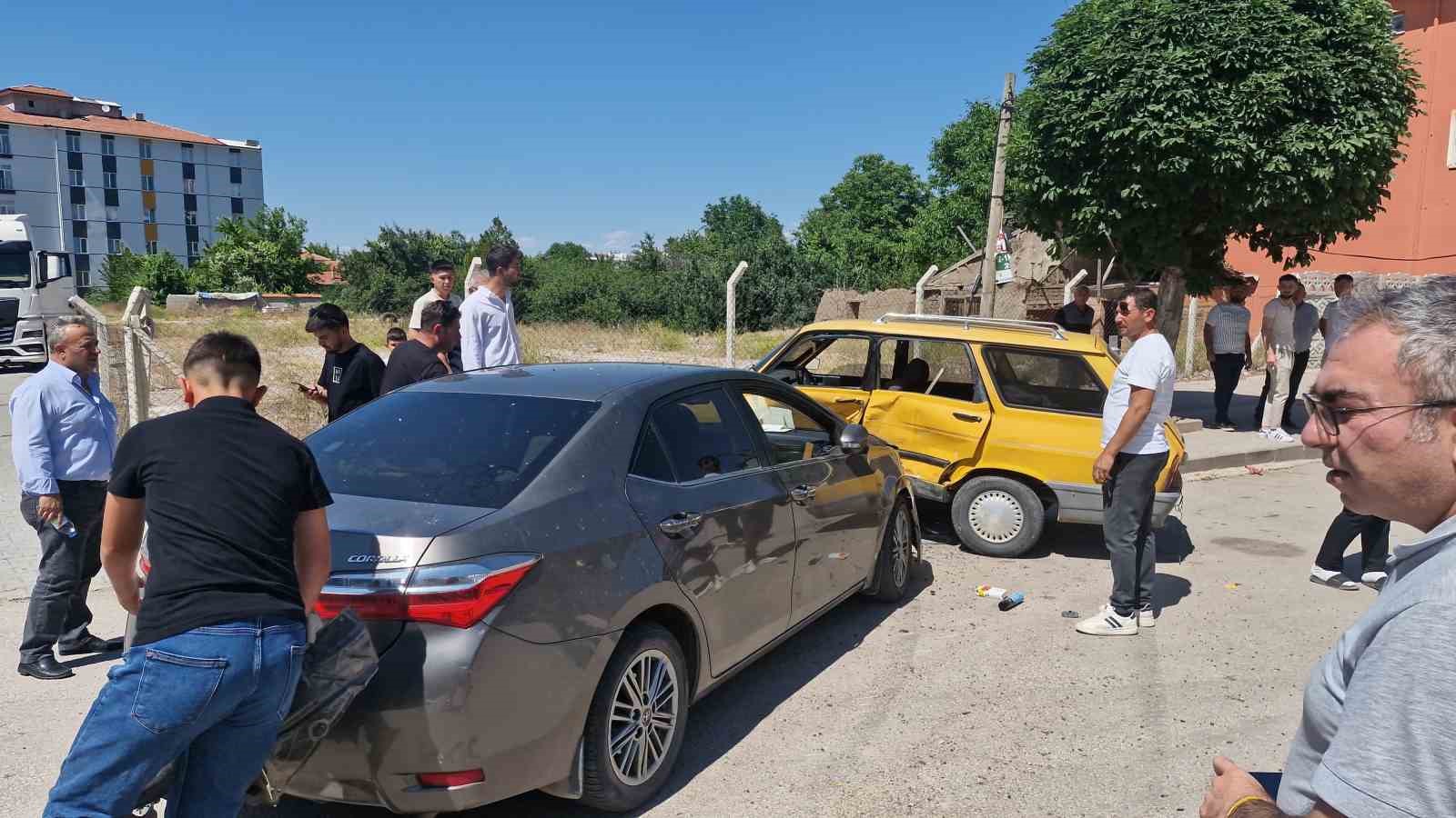 &Ccedil;orum&rsquo;da iki otomobil &ccedil;arpıştı: 3 yaralı
