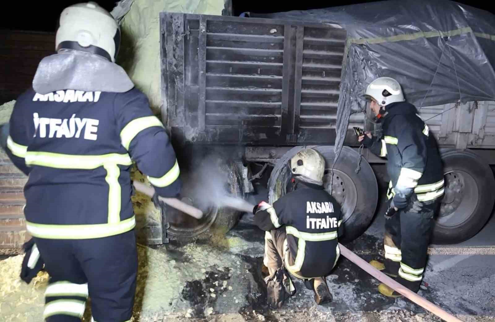 Lastiği patlayan kükürt yüklü tırda yangın paniği