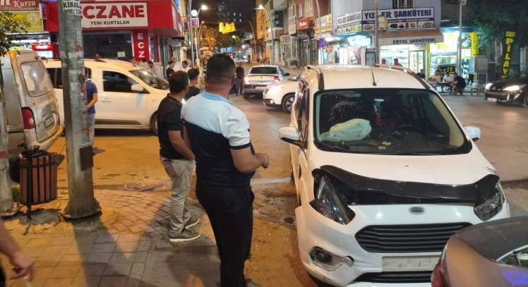 Siirt’te hafif ticari araç ile otomobil çarpıştı