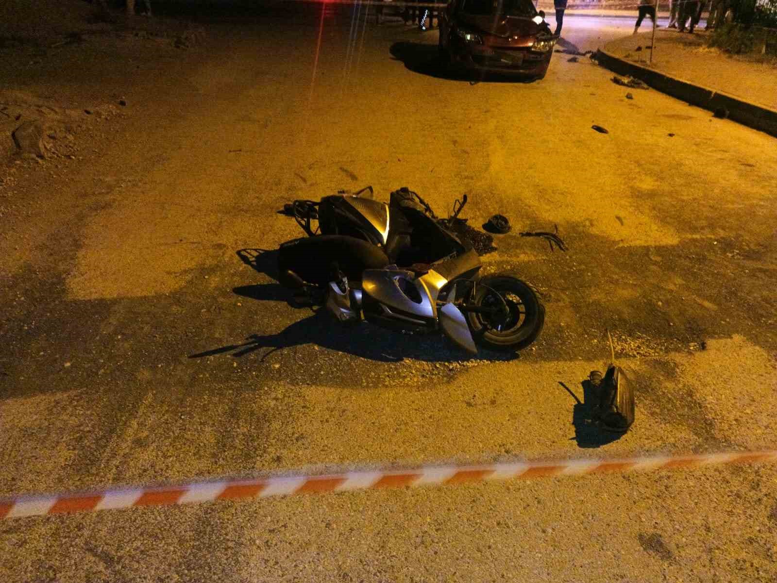 Otomobille çarpışan motosikletin sürücüsü hayatını kaybetti, oğlu ağır yaralandı