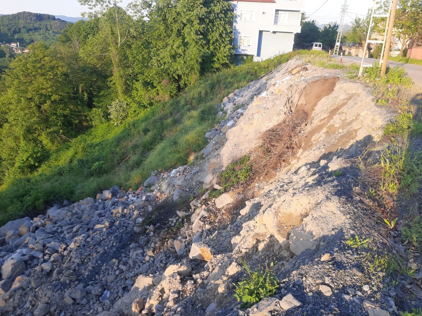 Zonguldak’ta 20 köyü birbirine bağlayan yolda yeni heyelan riski