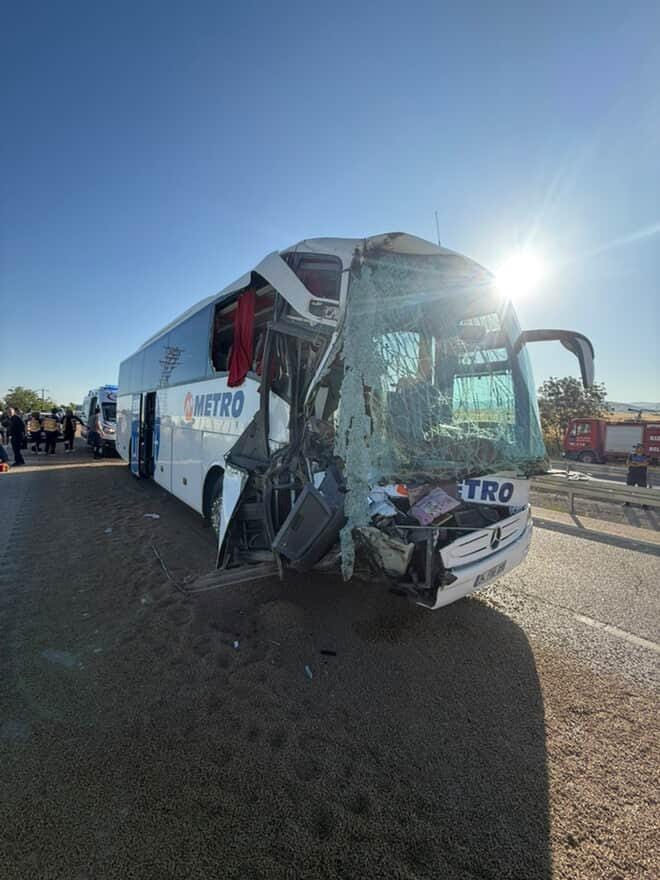 Yolcu otob&uuml;s&uuml; ve tırın da karıştığı zincirleme kazada 24 kişi yaralandı
