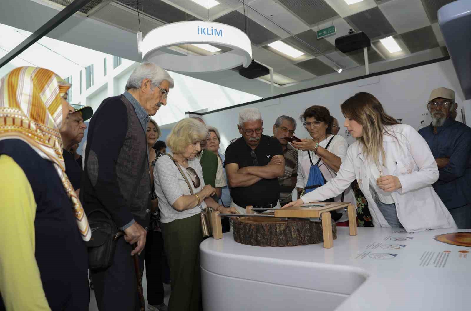 Emeklilerden Mercan Bilim Merkezi’ne tam not